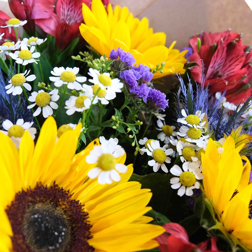 Подсолнухи в букете "Яркие краски природы"