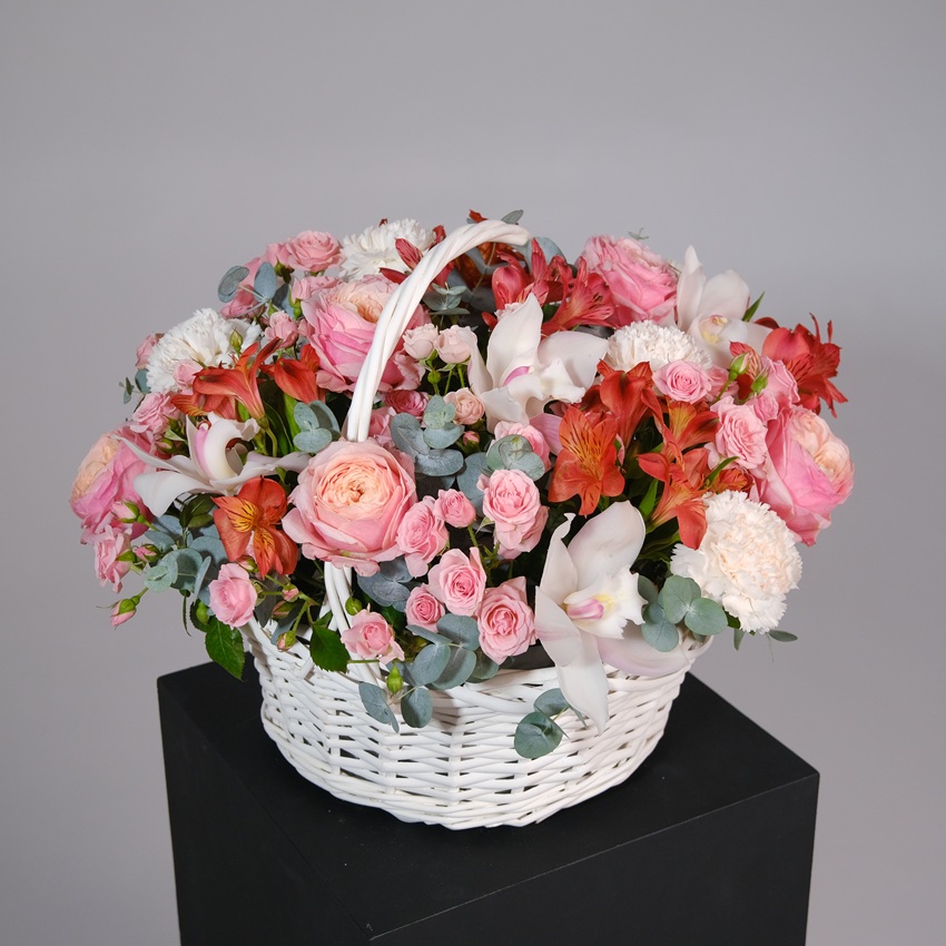 Орхидеи, пионовидные розы и альстромерии в корзине "Рыжий рассвет"