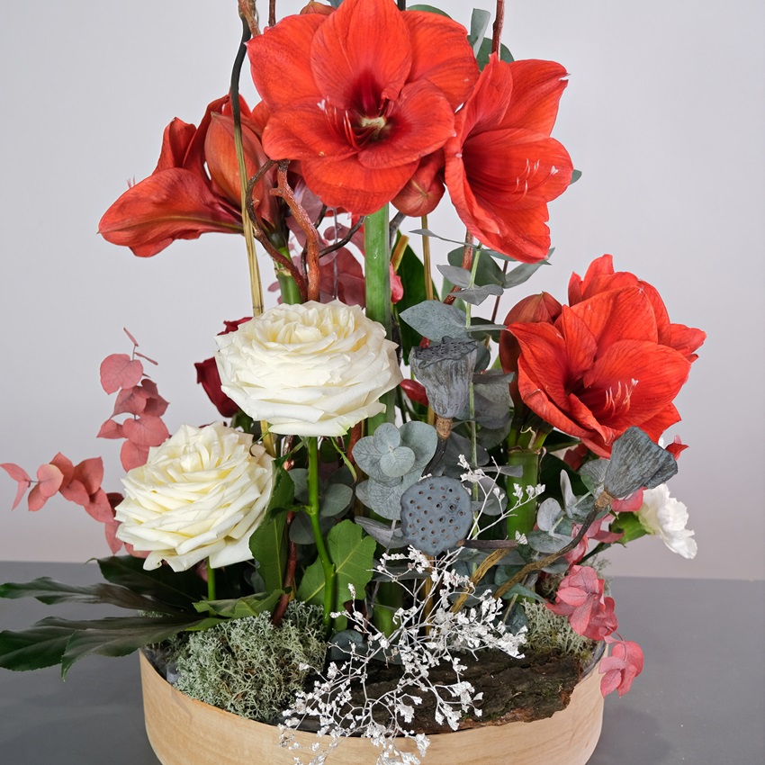 Амариллисы, антуриум и лотосы в композиции "Цветочное пламя"