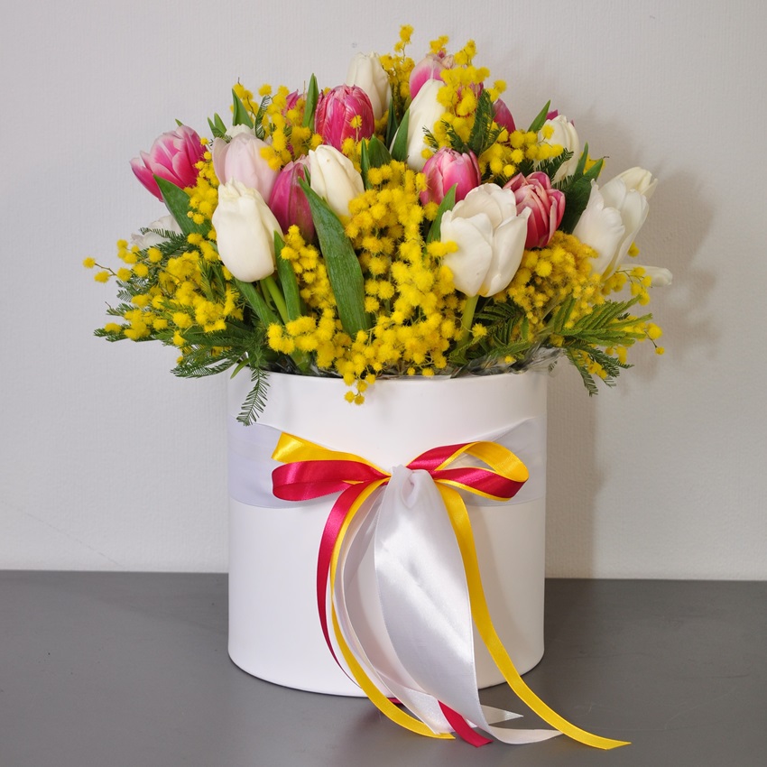 Мимоза и тюльпаны в коробке
