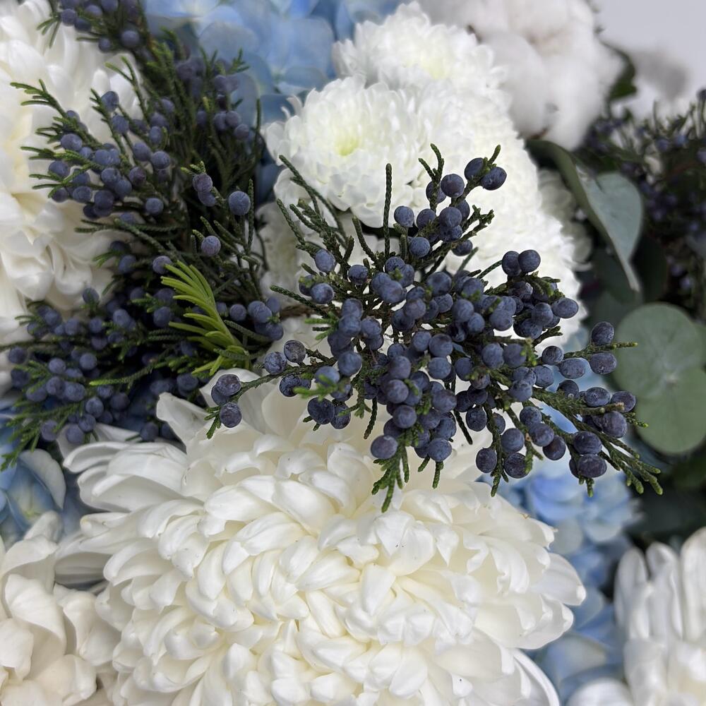 Белая хризантема и голубая гортензия в букете «Парящая нежность»
