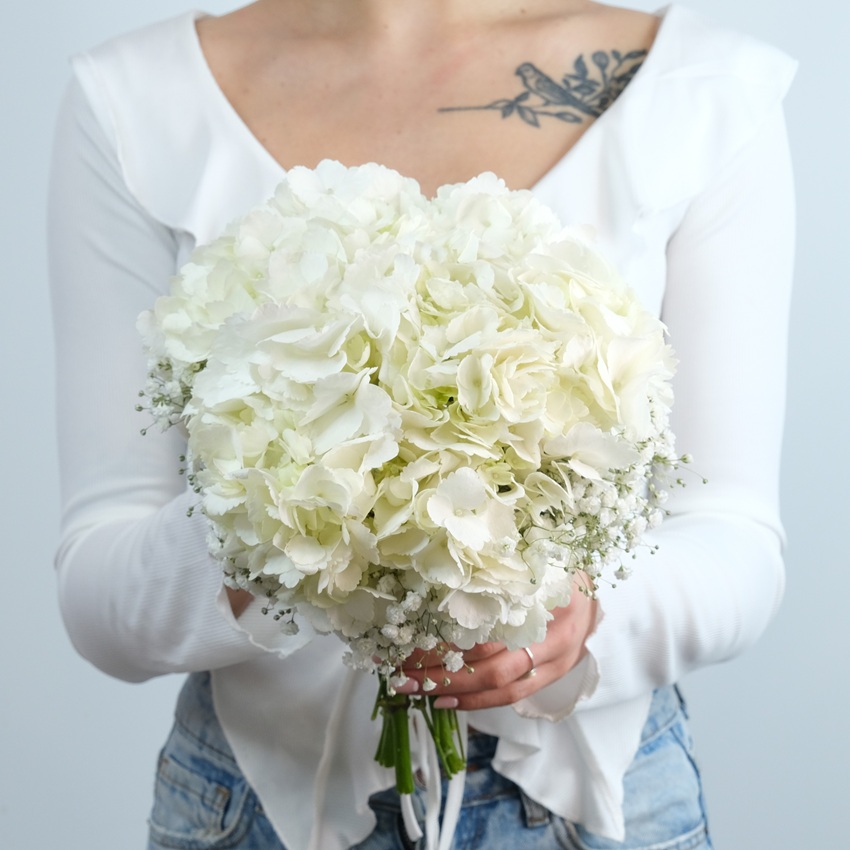 Букет невесты с белой гортензией и гипсофилой