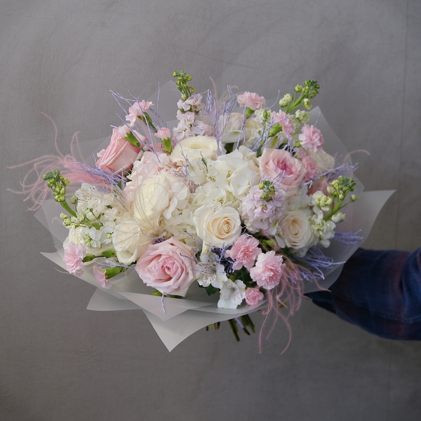 Изысканный букет с пионовидными розами и ранункулюсами "Палитра нежности"