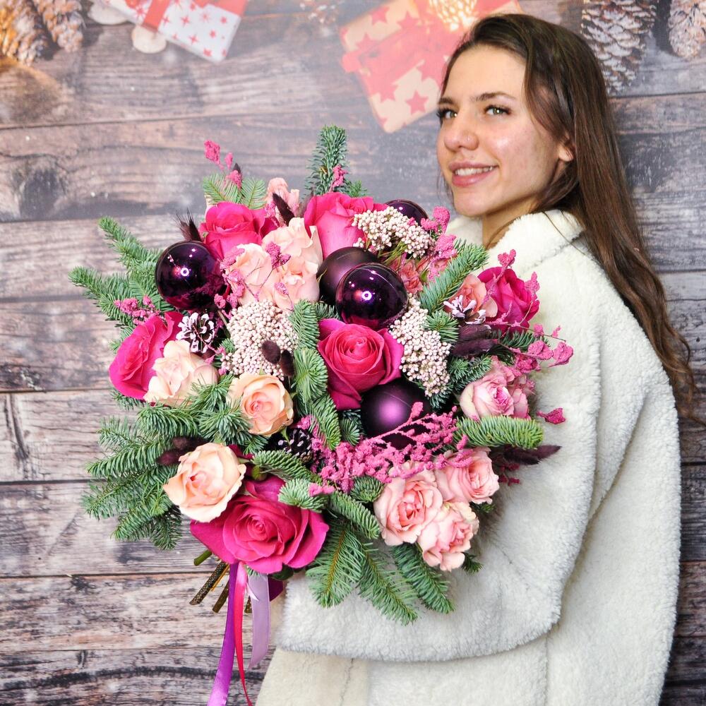 Нобилис и ароматные розы Пинк Флойд в букете «Сиреневое сияние»