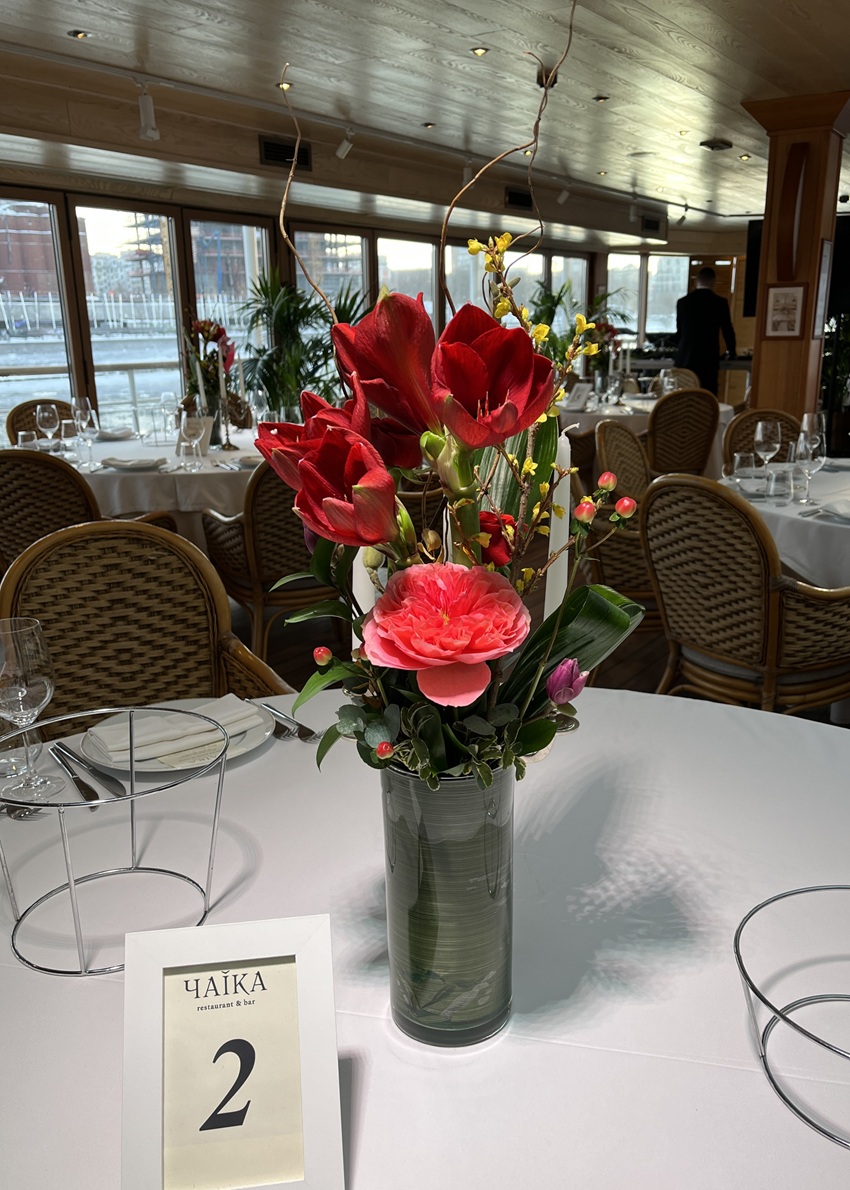 Букеты с амариллисом и антуриумами в стеклянных вазах