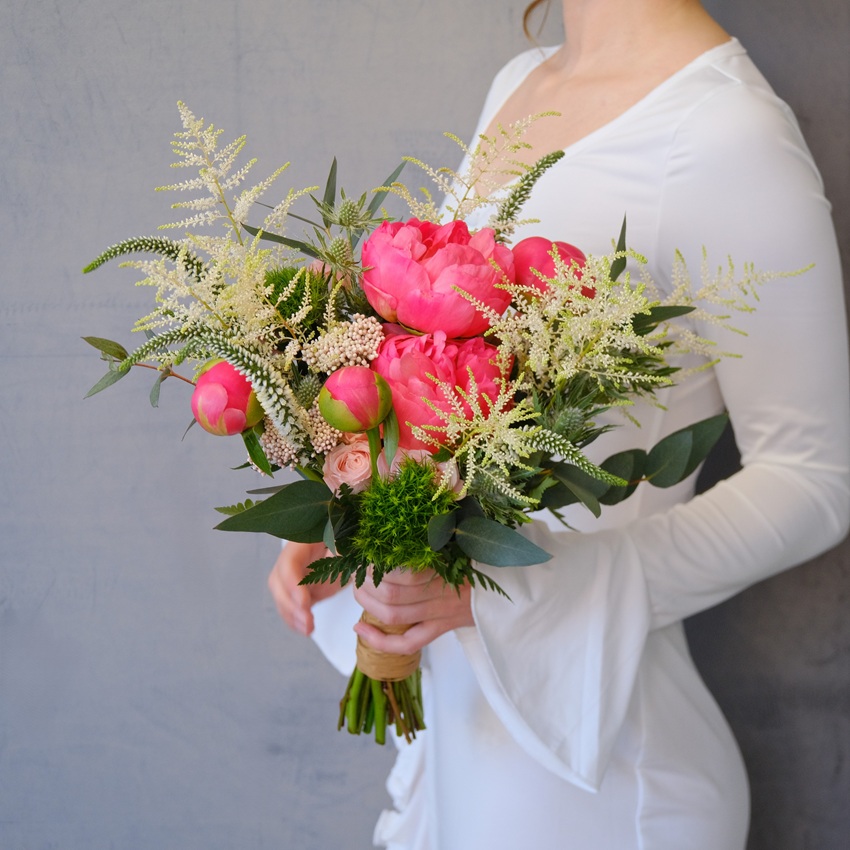 Букет невесты с коралловыми пионами и астильбой "Бохо-микс"