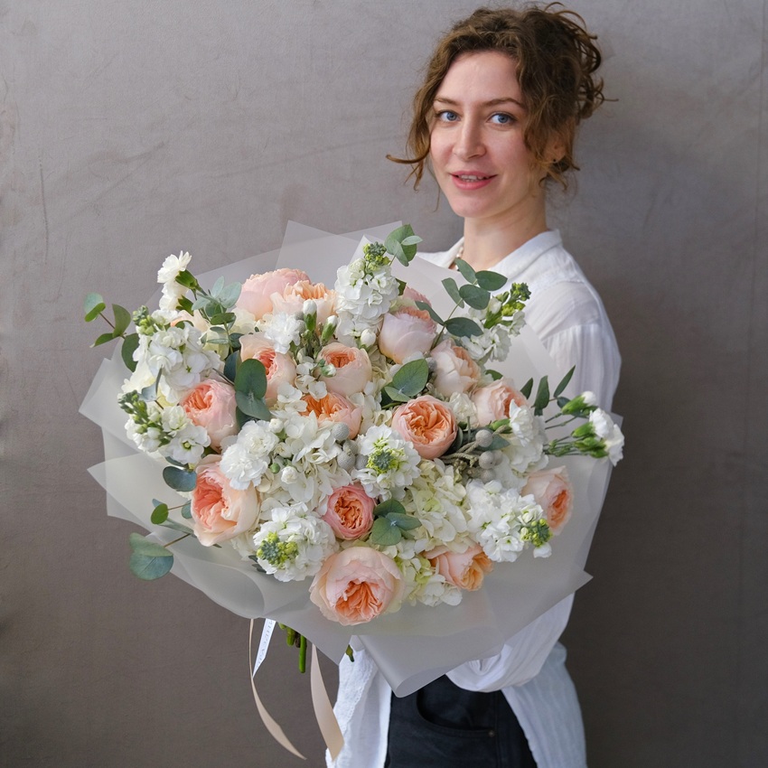 Ароматная маттиола и пионовидные розы Джульетта в букете "Миллион долларов"