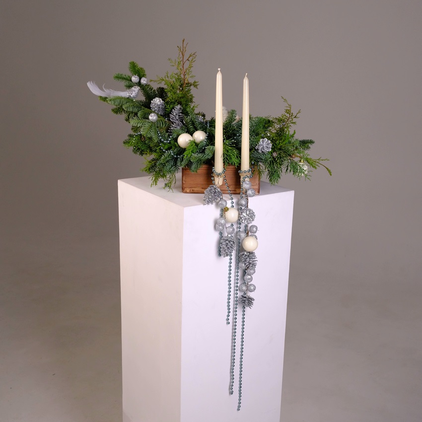 Новогодняя композиция из нобилиса с парящими свечами "Зимняя пташка"