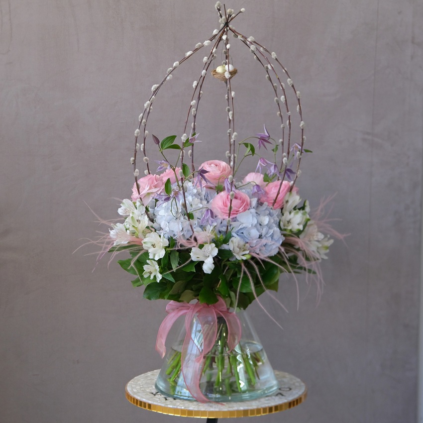 Букет на Пасху интерьерный: верба, ранункулюсы и гортензия