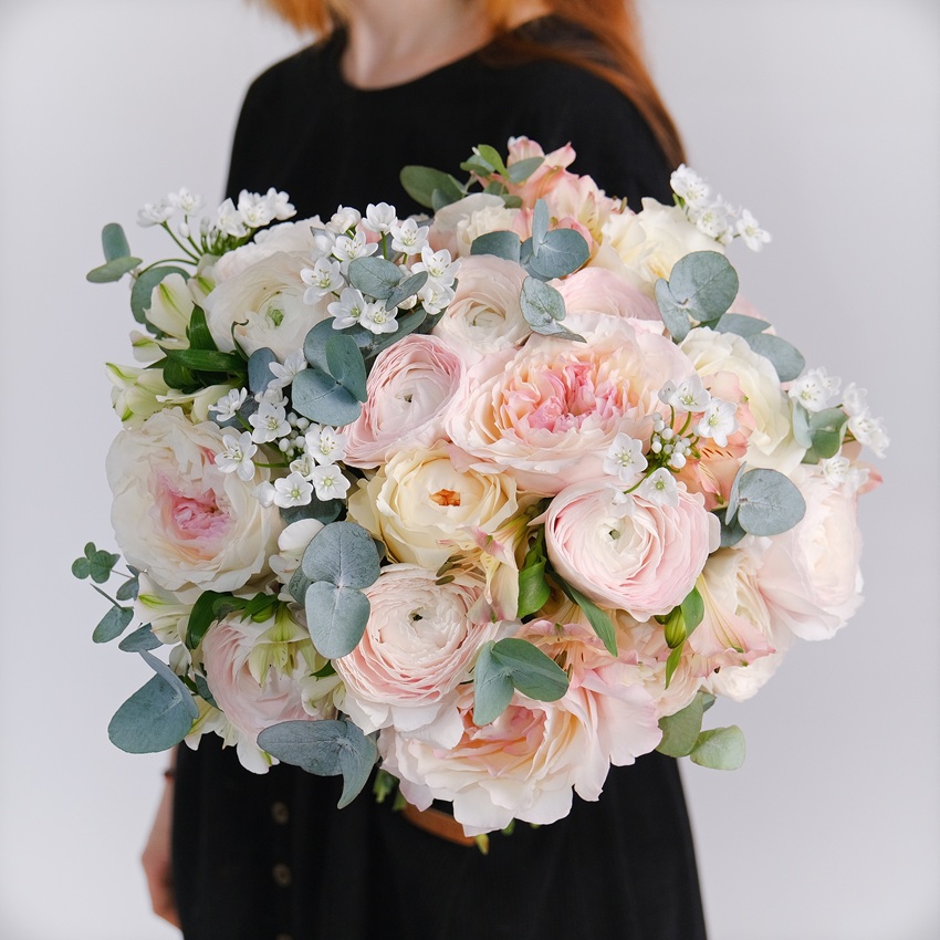 Ранункулюсы и пионовидные розы в букете "Тайная нежность"