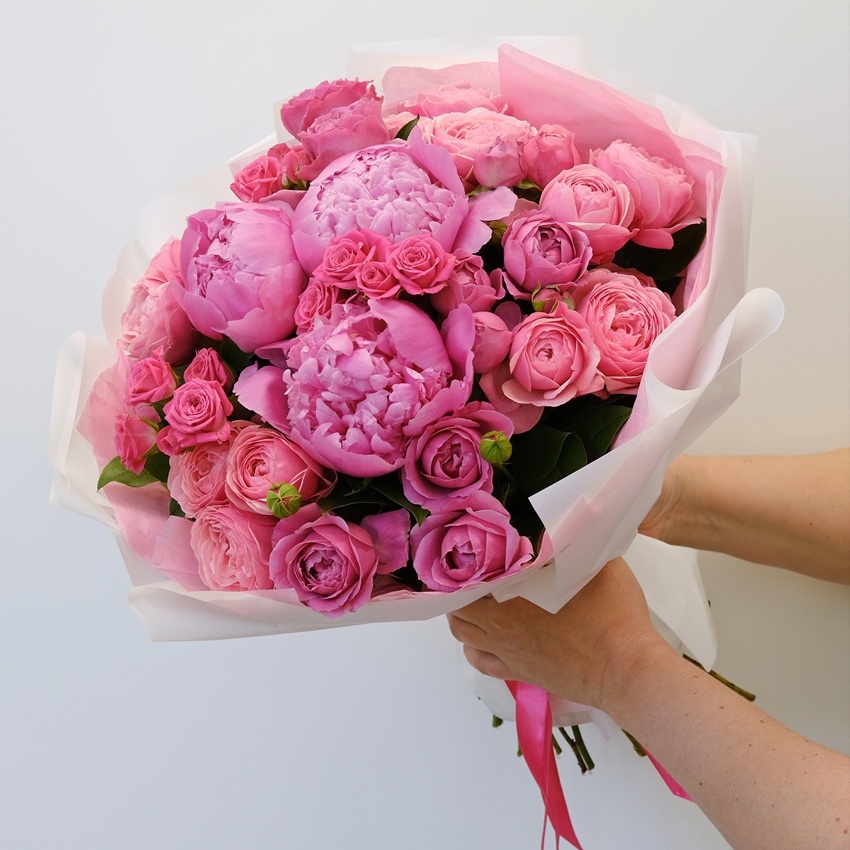 Пионы и пионовидные розы в букете "Тайна розового ветра"