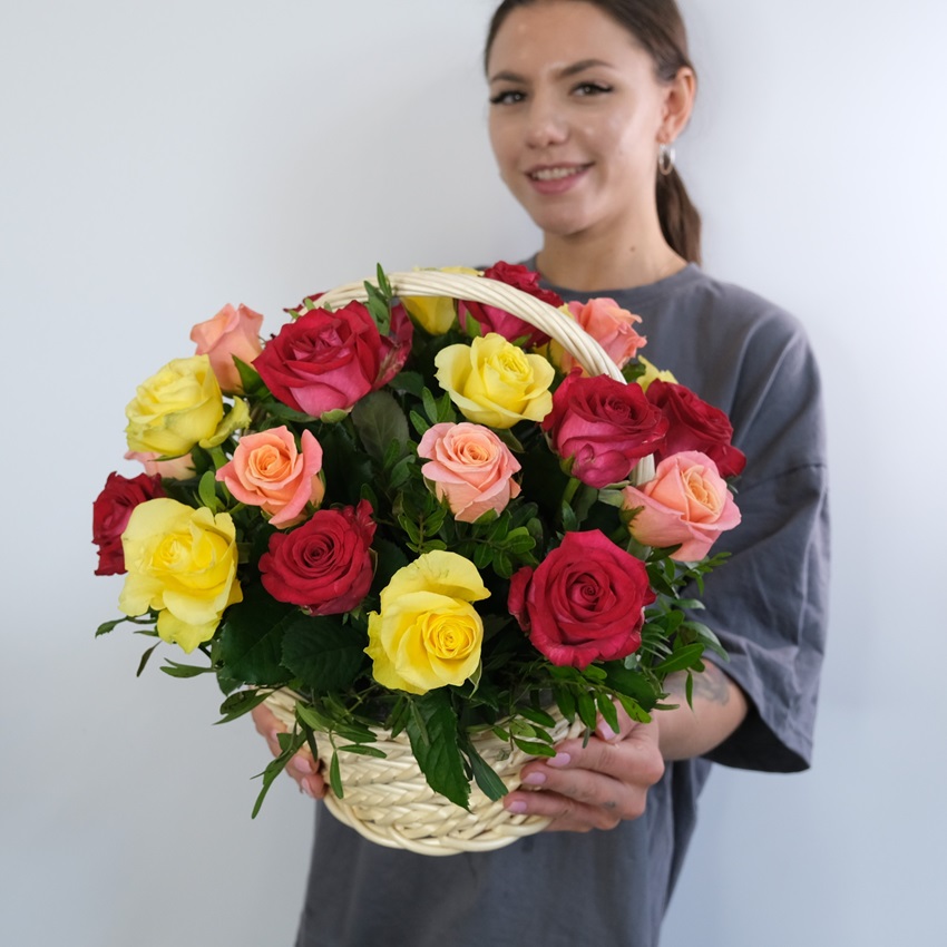 Яркие розы в корзине, 25 штучек
