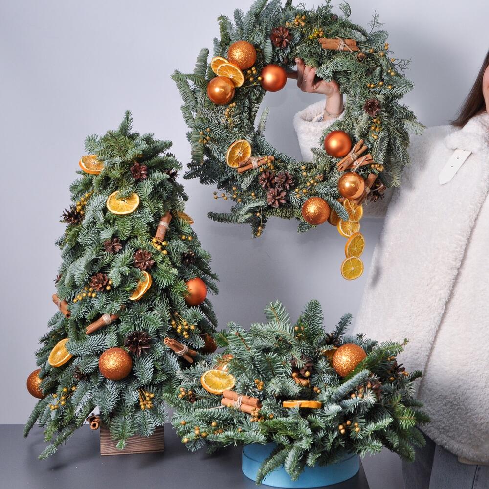 Новогодний сет из трёх элементов: венок, ёлка и композиция с корицей и апельсинами