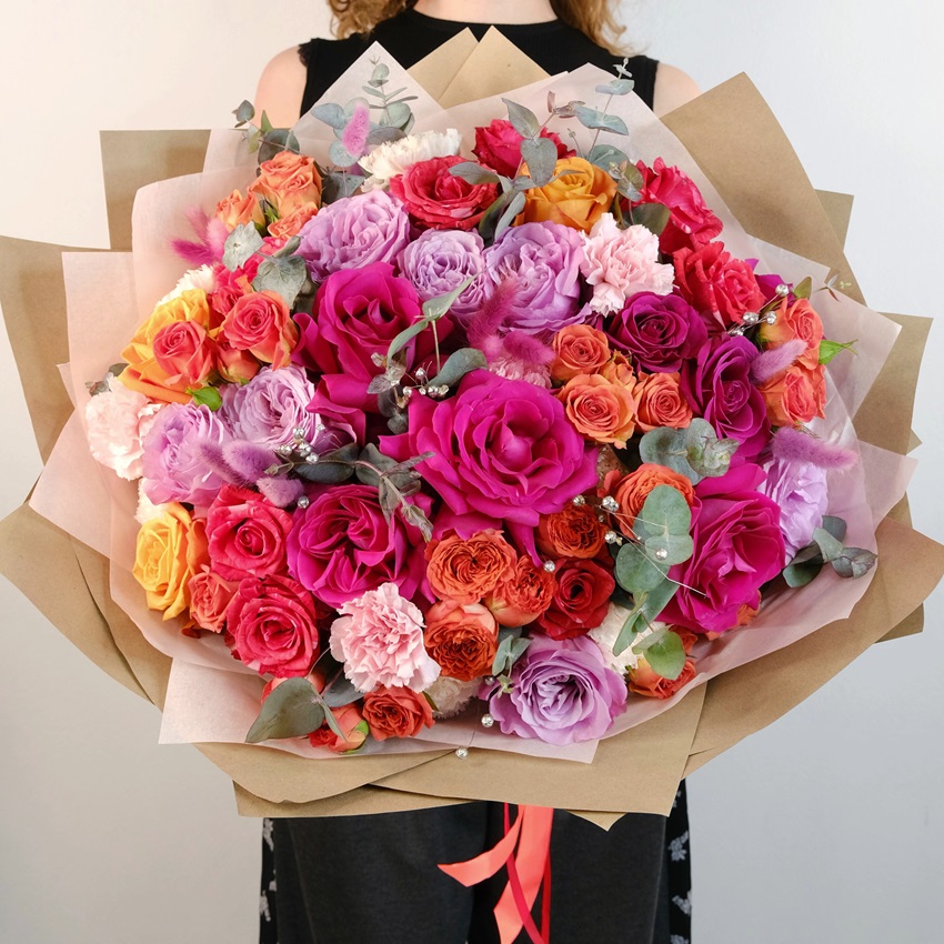 Розы в большом букете "Фейерверк чувств"