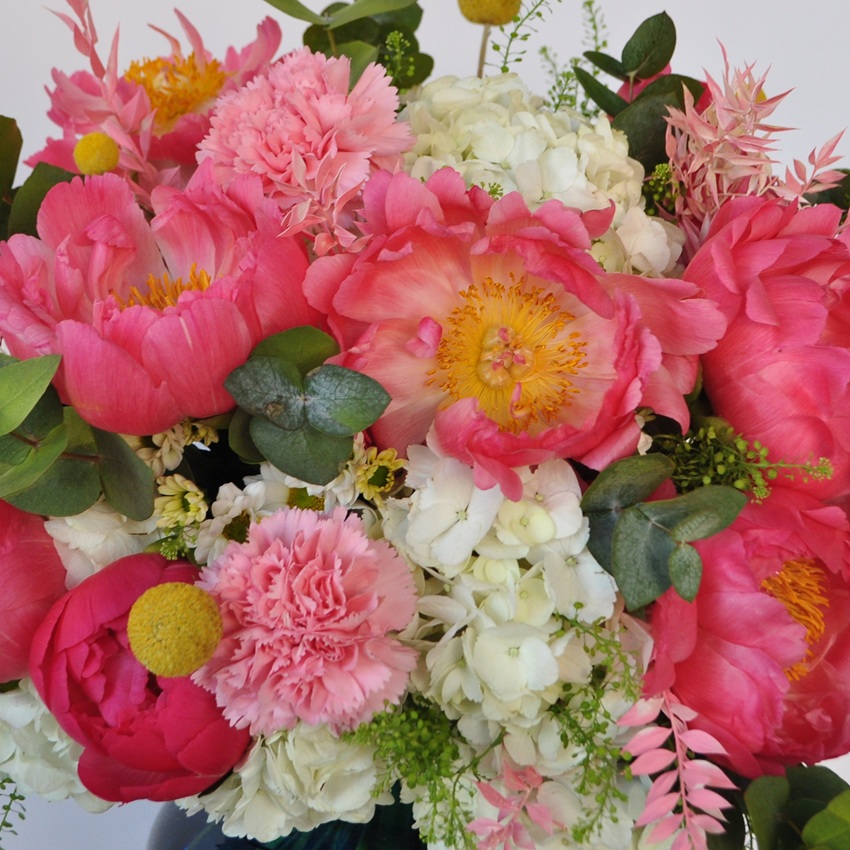 Коралловые пионы и гортензия в большом букете "Шарм"