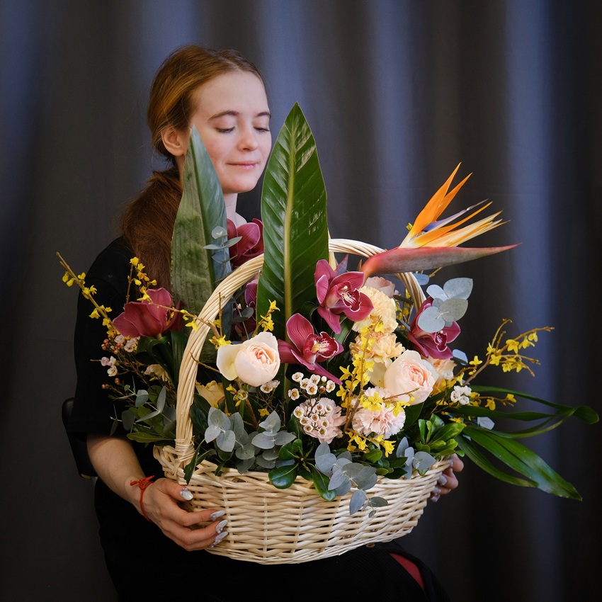 Корзина с экзотическими цветами "Императрица": орхидеи, стрелиция и пионовидные розы