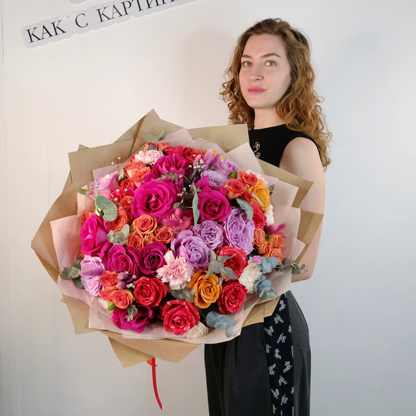 Розы в большом букете "Фейерверк чувств"