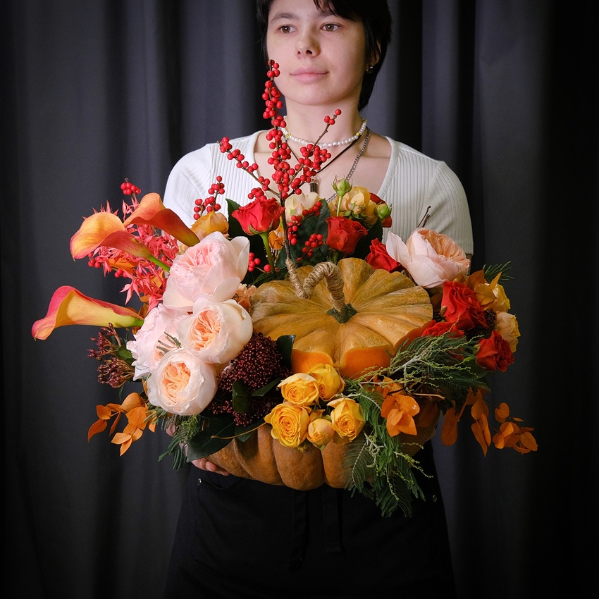 Цветы в тыкве! Тыква с каллами, пионовидными розами и ягодами илекса