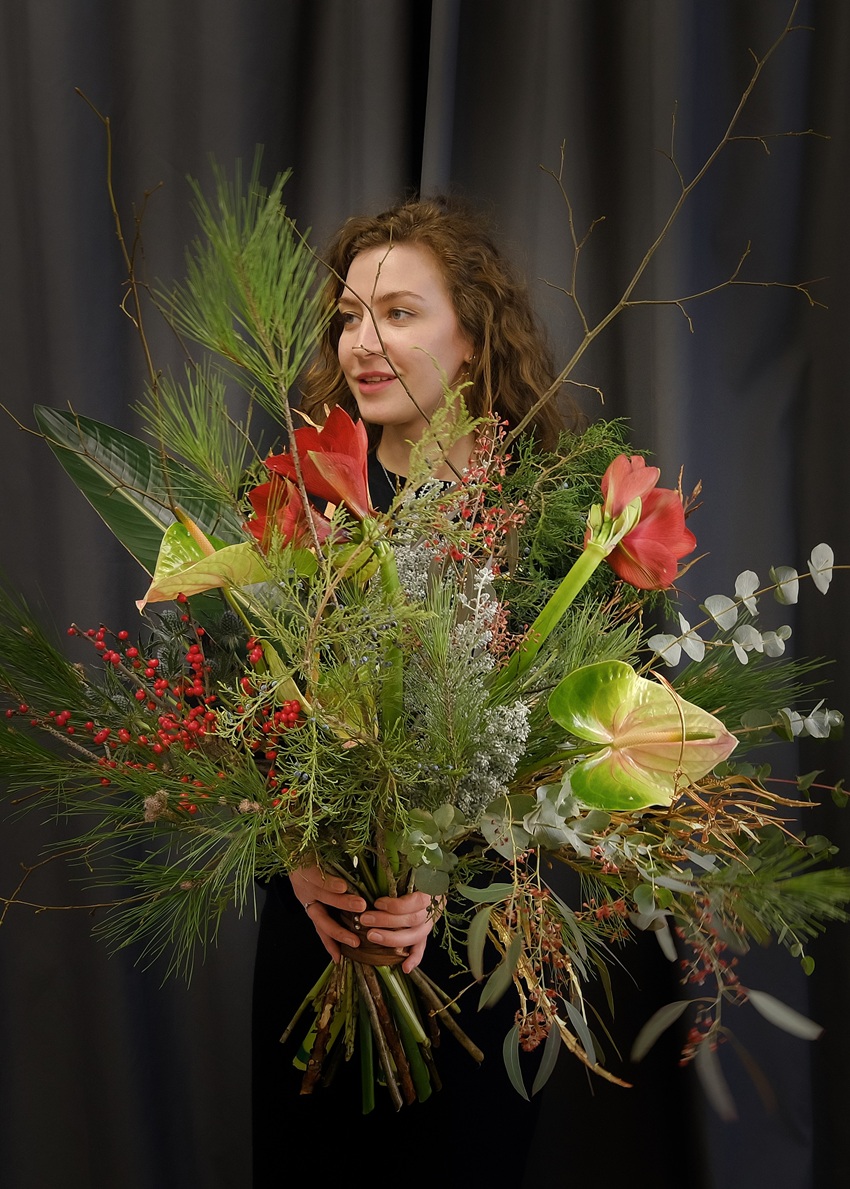Креативный букет "Дикий взрыв". Зимняя история с ветками сосны, можжевельника и амариллисами 