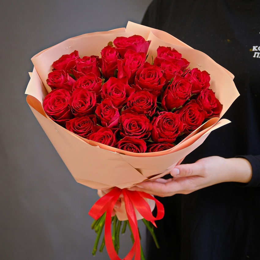 Красные розы, 25 штучек в круглой бежевой матовой пленке