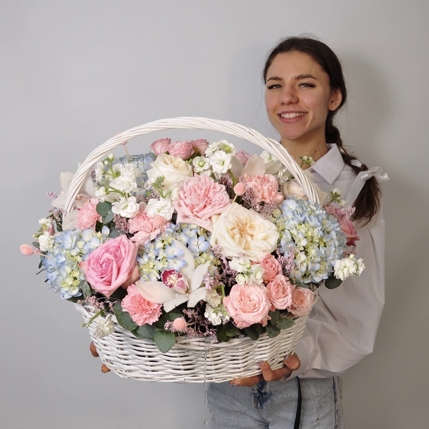 Голубая гортензия, орхидеи и розы в большой корзине "Мечта принцессы"