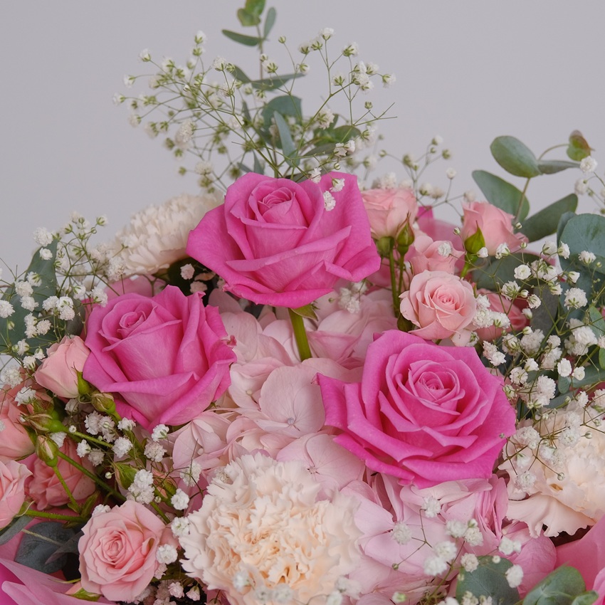 Розовая гортензия и розы в букете "Малиновый бриз"
