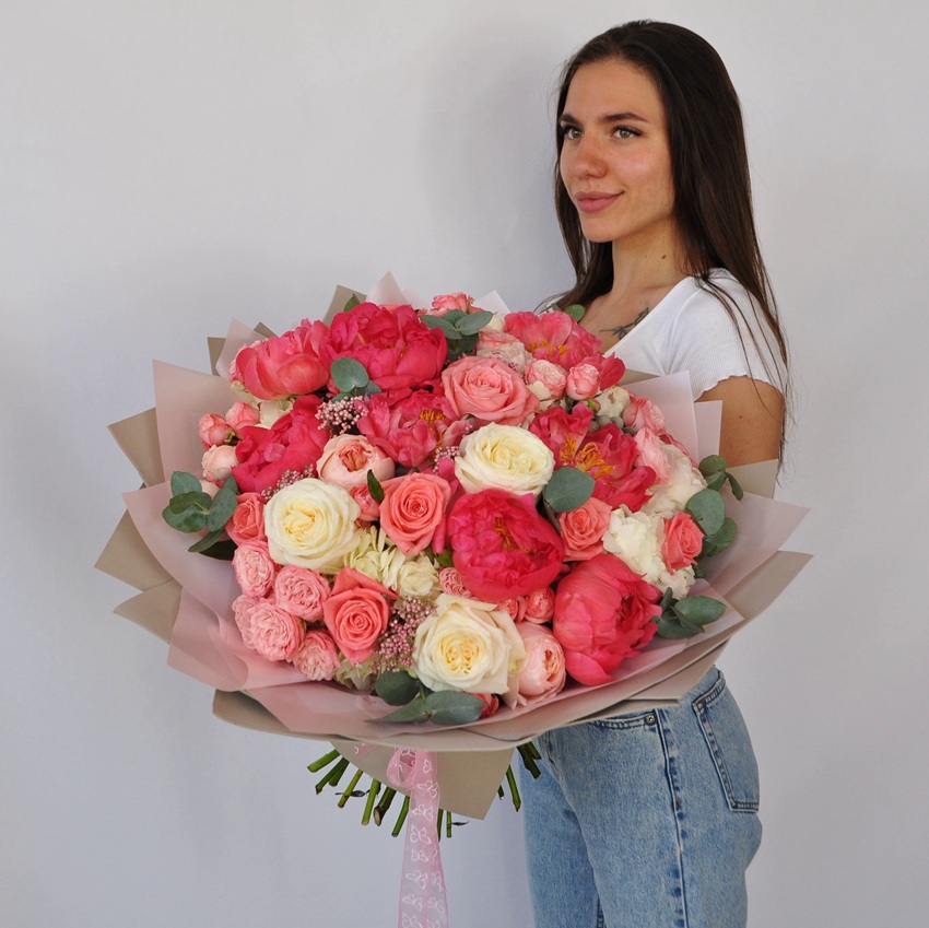 Коралловые пионы и гортензия в большом букете "Принцесса сердца"