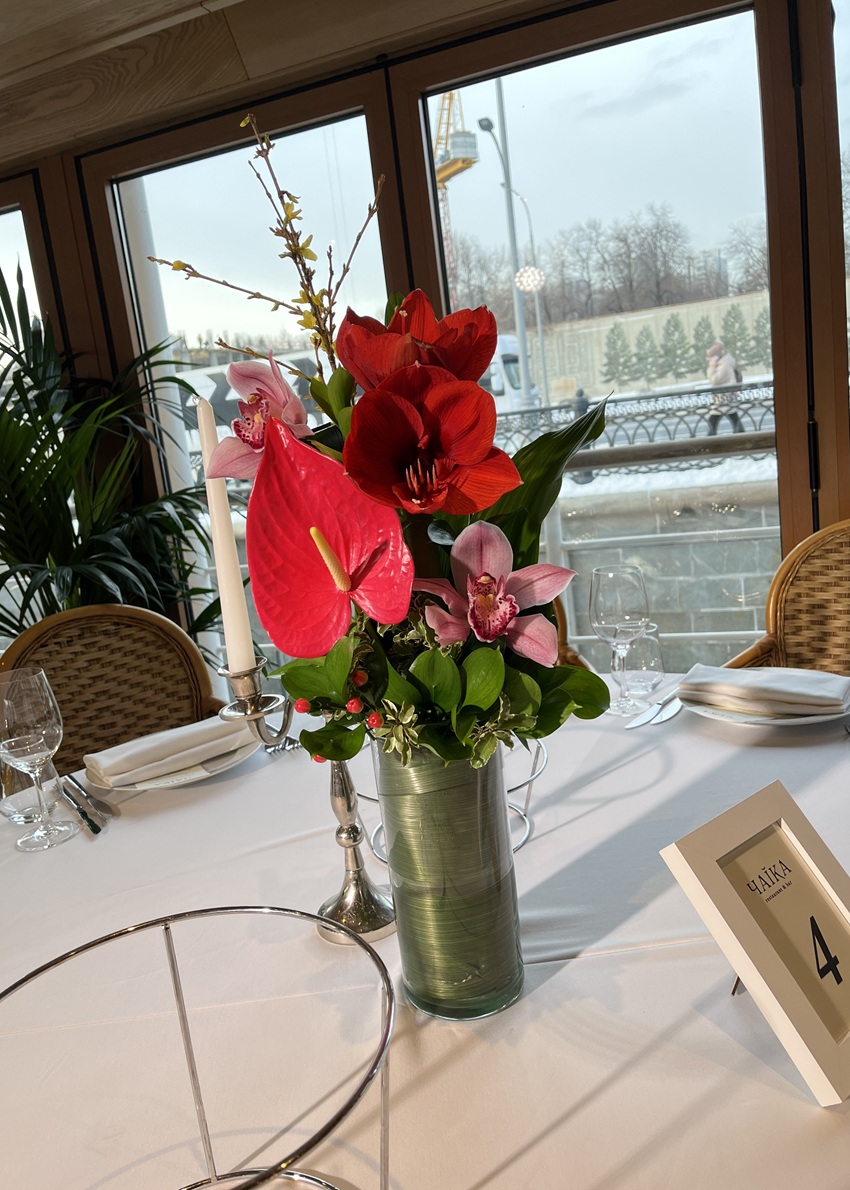 Букеты с амариллисом и антуриумами в стеклянных вазах