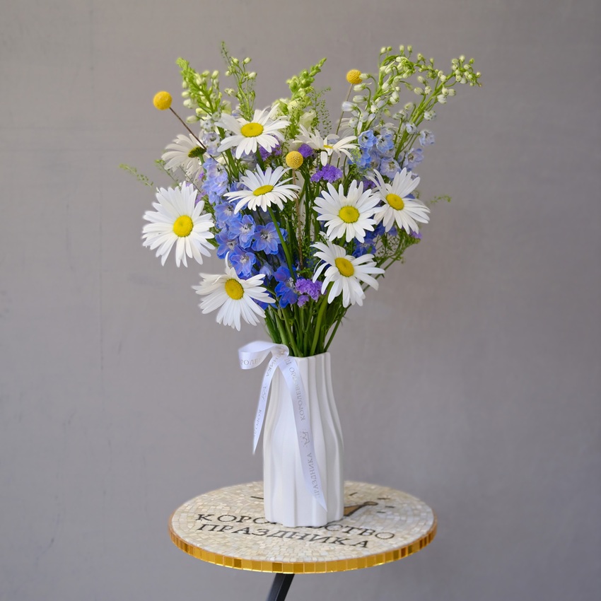 Букет в вазе. Ромашки и дельфиниум "Эскиз Лета"