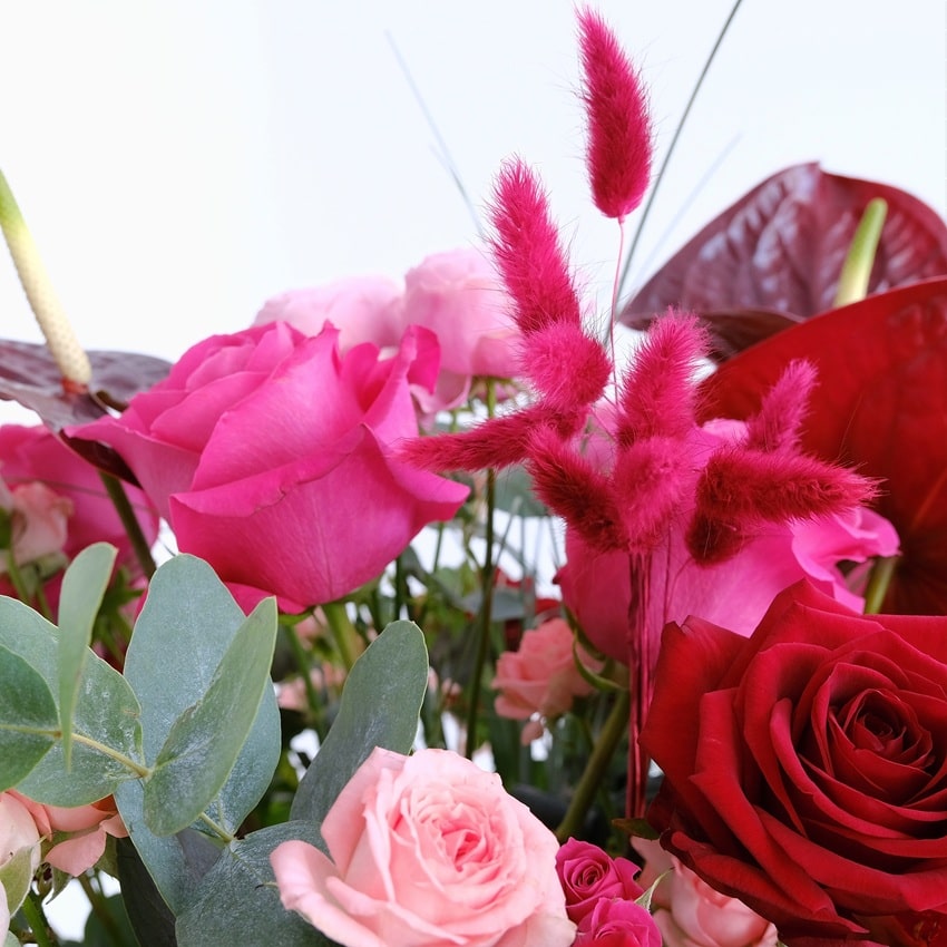 Антуриумы и розы в большом букете в коробке "Amour de Luxe"