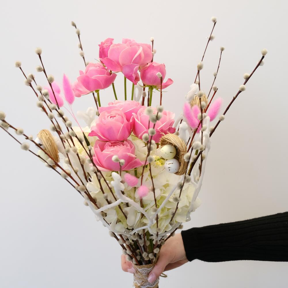 Верба, кустовые пионовидные розы и гортензия - букет на Пасху