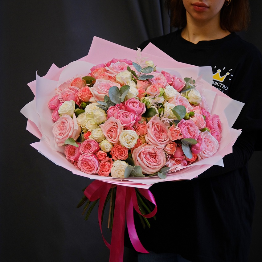 Пионовидные и кустовые розы в большом пышном букете "Le Charme"