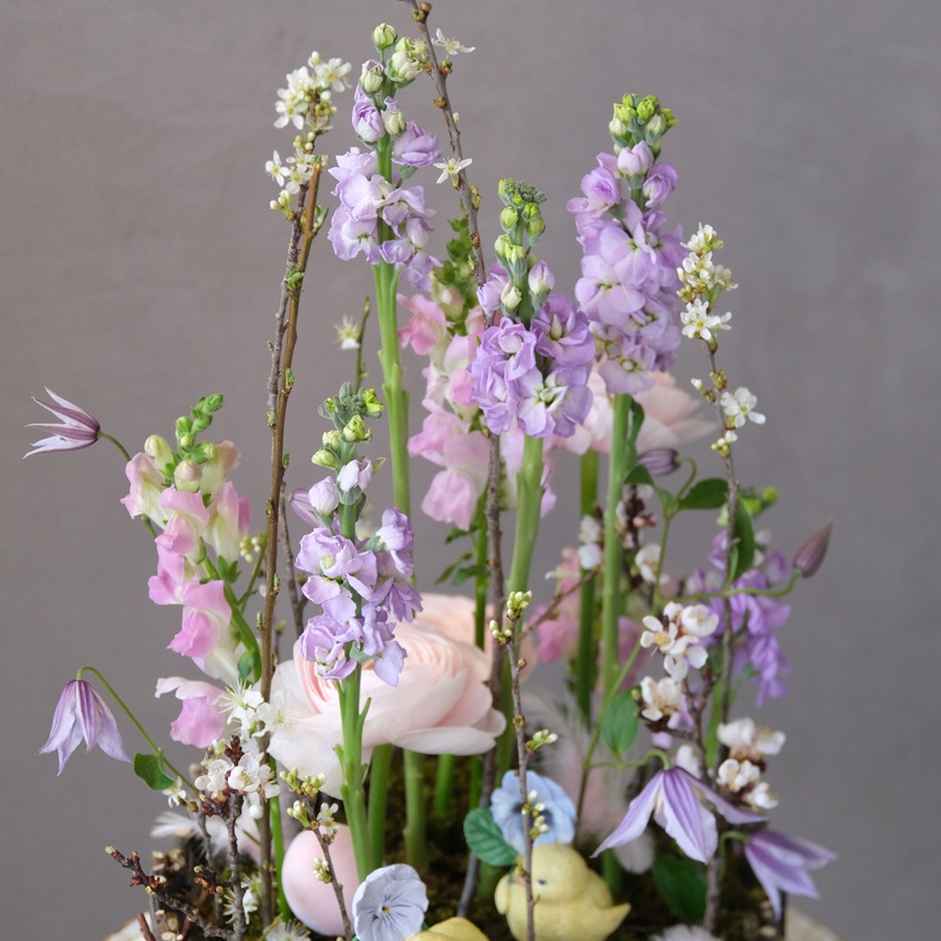  Ранункулюсы, клематисы и маттиола в нежной композиции на Пасху с сувенирами "Цыплята"