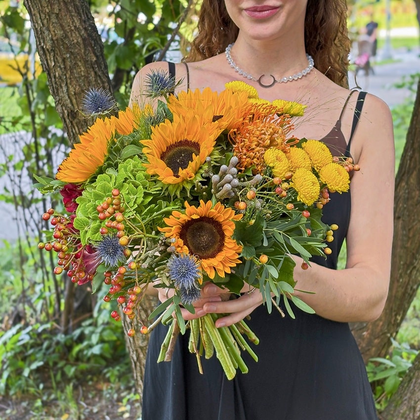 Подсолнухи, хризантема и ягоды в букете "Солнечный вальс"