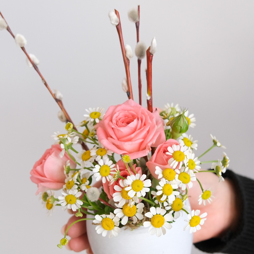 Яйцо пасхальное с живыми цветами: верба, кустовые розы и ромашки