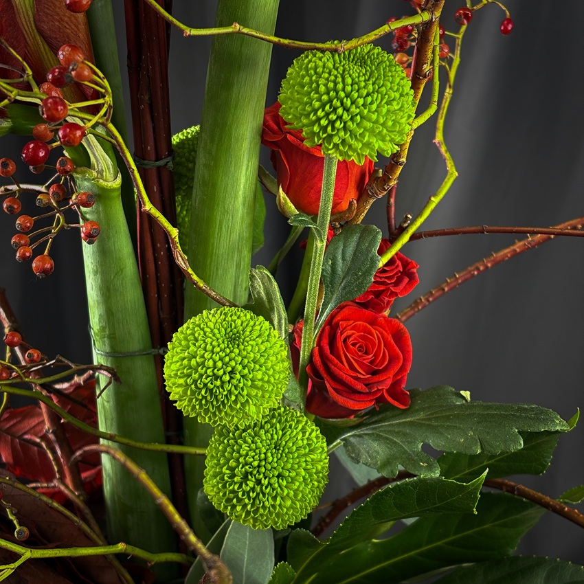 Вертикальный букет с красными амариллисами и розами. Мужской бизнес букет