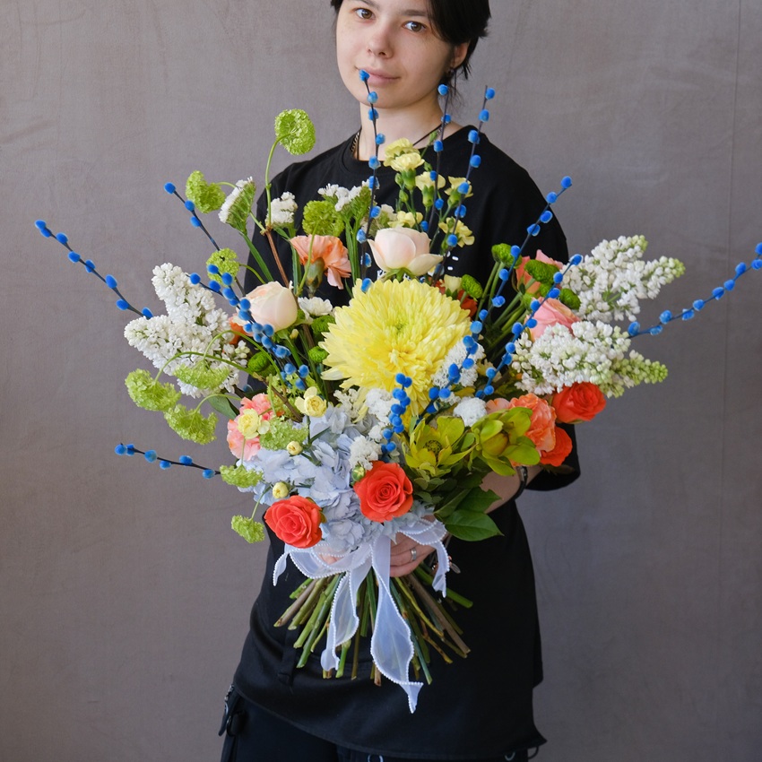 Букет на Пасху: голубая верба, белая сирень, вибурнум и розы