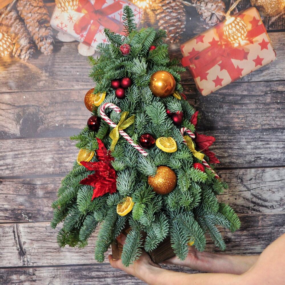 Яркая елка ручной работы из нобилиса с декором