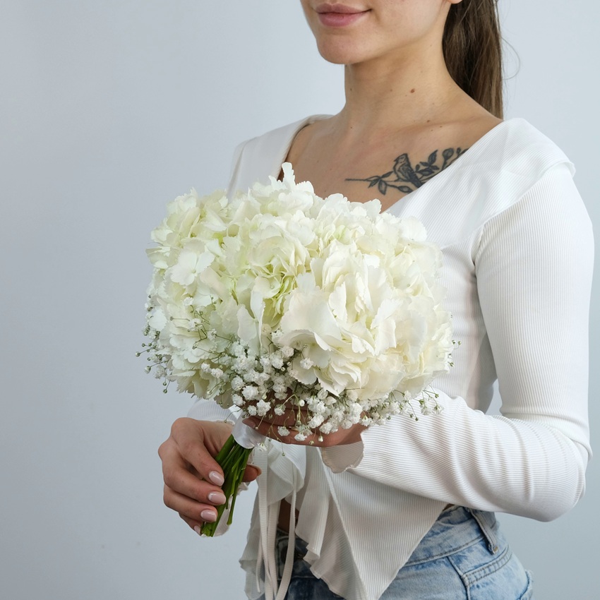 Букет невесты с белой гортензией и гипсофилой