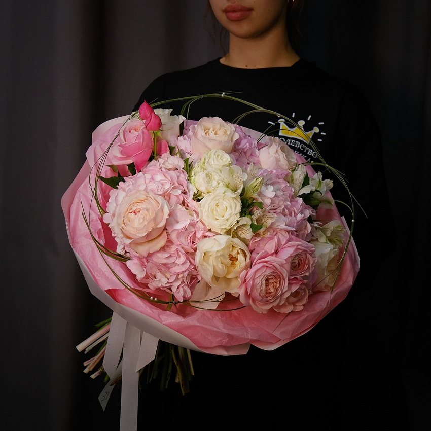 Круглый букет с гортензией и пионовидными розами "Нежность"