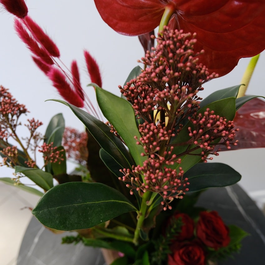 Антуриумы и орхидеи в интерьерной композиции в ящике