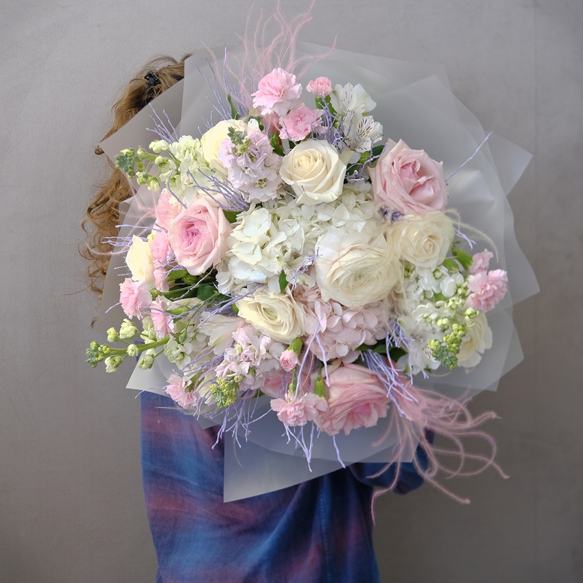 Изысканный букет с пионовидными розами и ранункулюсами "Палитра нежности"