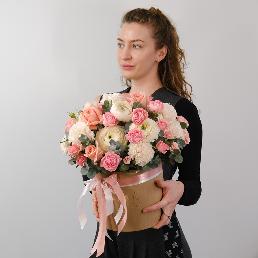 Ранункулюсы и пионовидные розы в композиции "Дива"