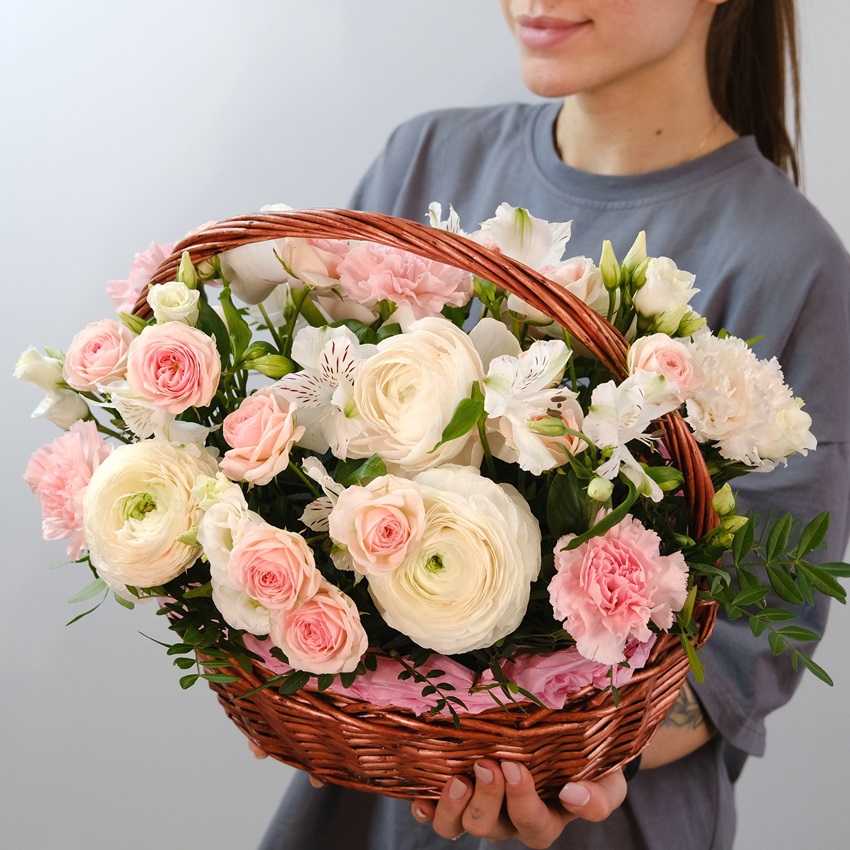 Ранункулюсы и кустовые розы в корзине "Белый сад"