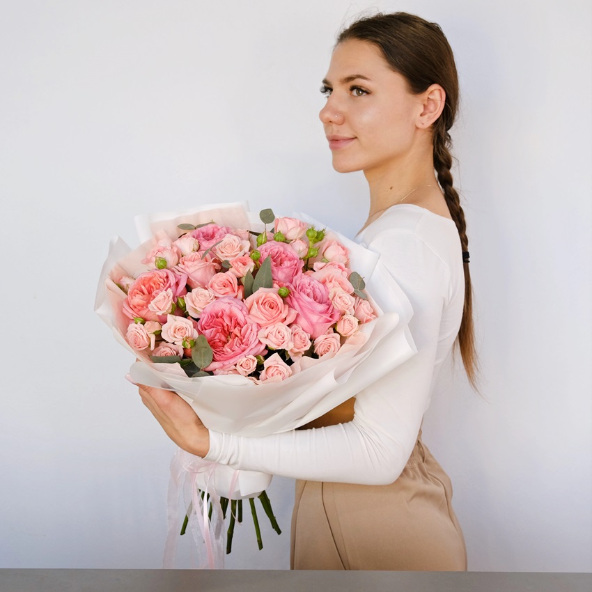 Пионовидные розы в персиковом букете «Ю энд Ми»