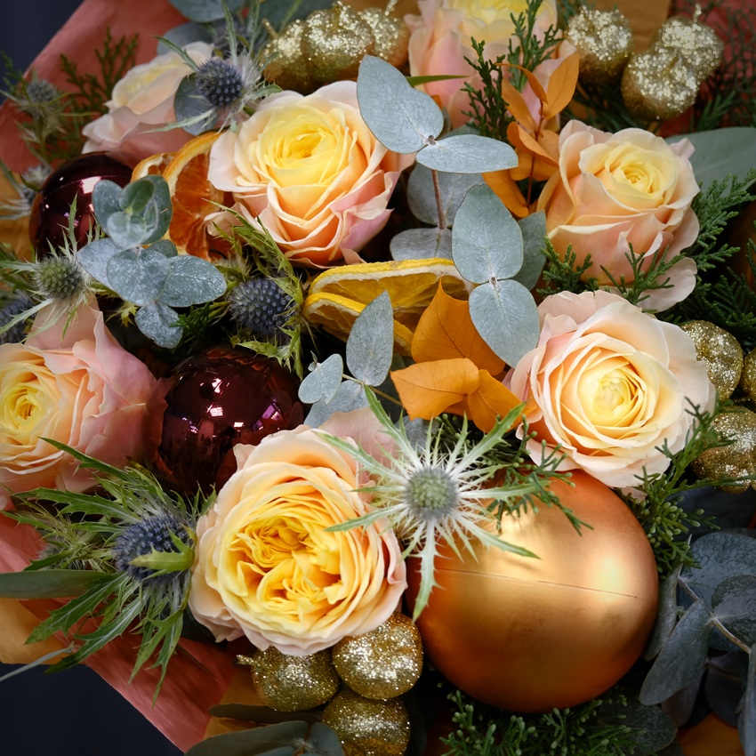 Пионовидные персиковые розы и эвкалипт в зимним букете с декором