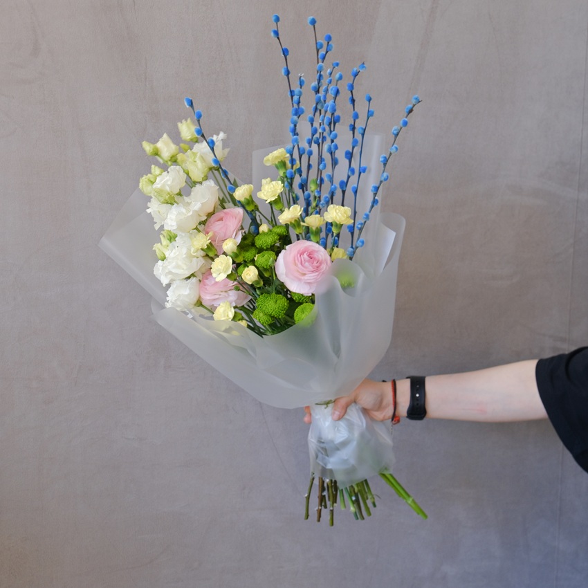 Букет на Пасху: голубая верба, эустома и ранункулюсы