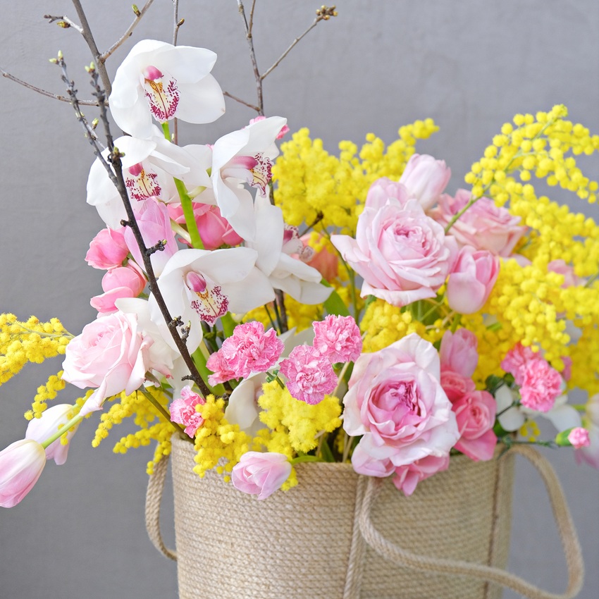 Орхидея Цимбидиум и пионовидные розы Охара в сумке ручной работы "Медовая орхидея"