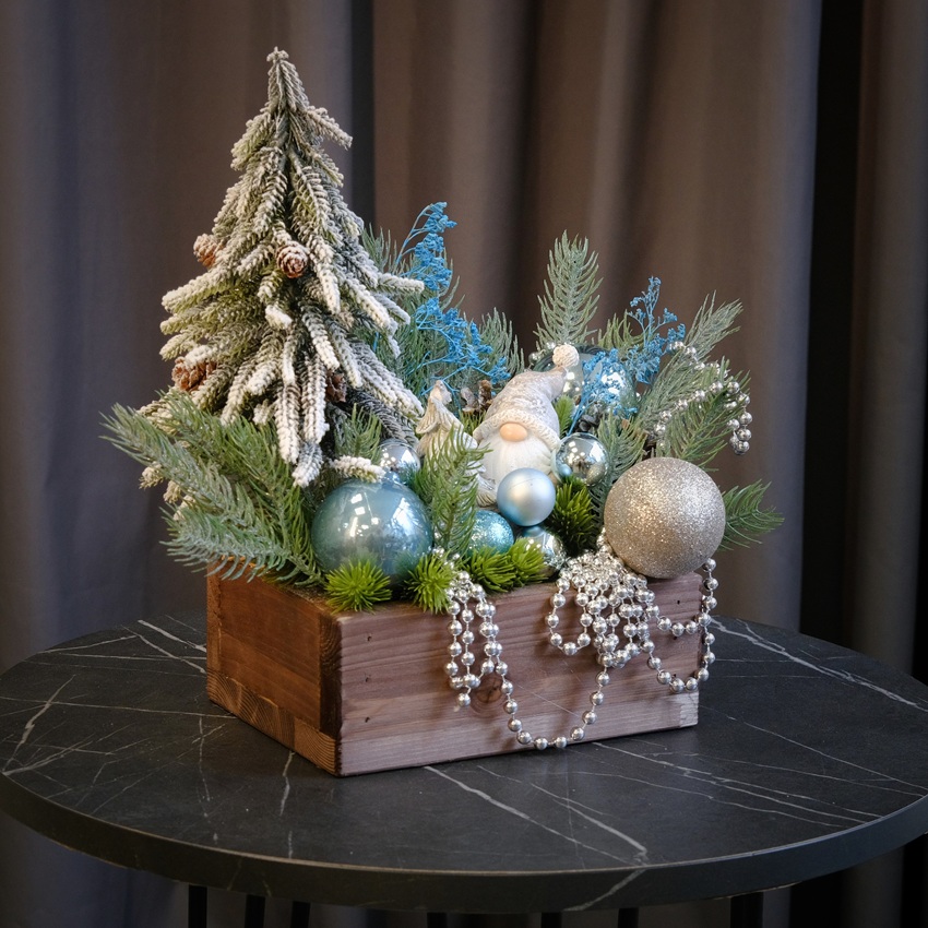 Новогодняя композиция с сувенирами "Снежный гном" (искусственная)