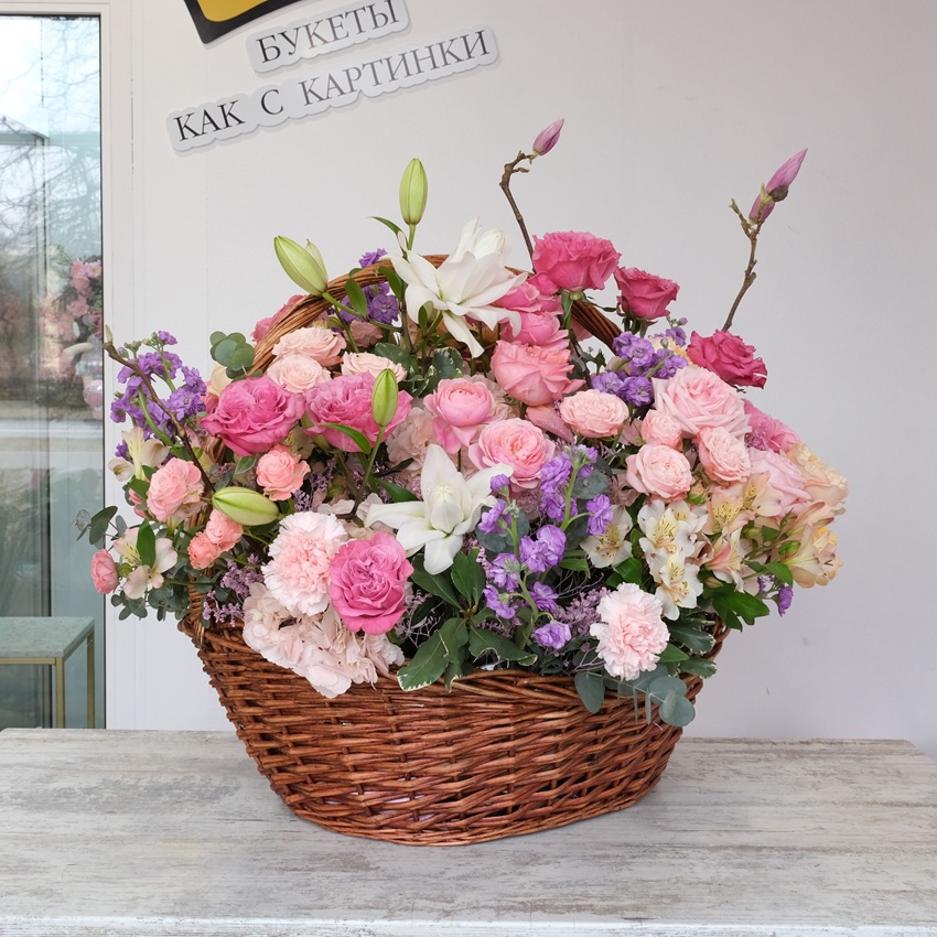 Магнолия, лилия и пионовидные розы в корзине "Царский Букет: Сокровище Цветов"